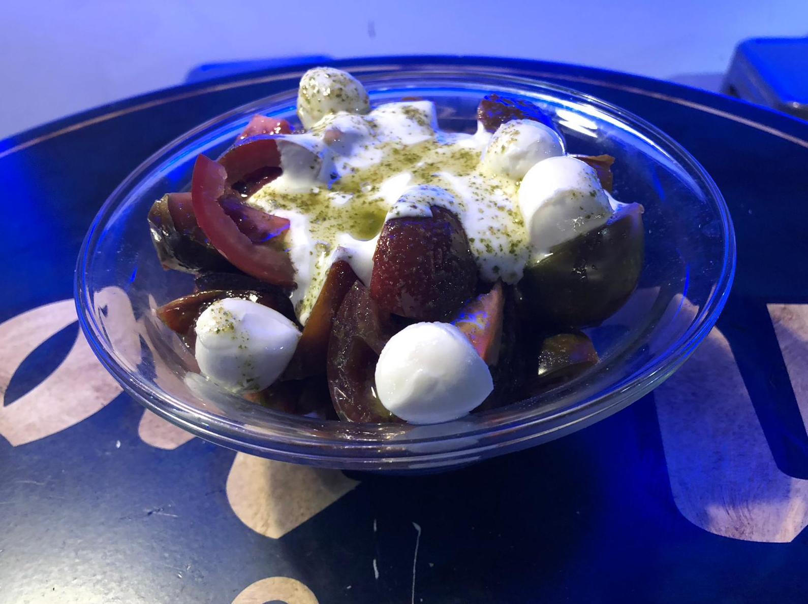 Ensalada capresse con Albahaca fresca y AOVE de Baena Ensalada capresse con Albahaca fresca y AOVE de Baena