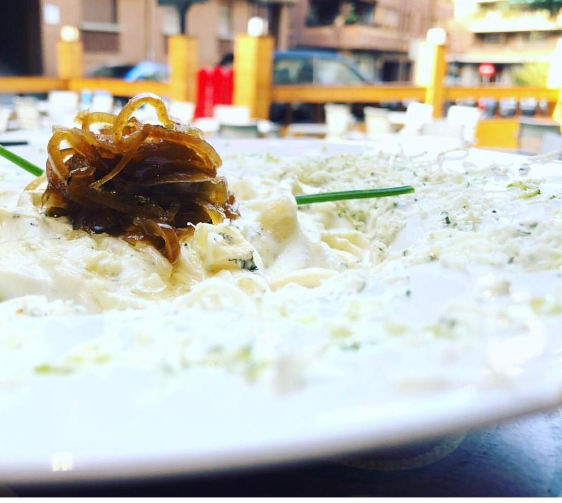 Tallarines con queso azul y cebolla caramelizada Tallarines con queso azul y cebolla caramelizada