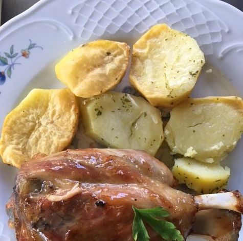 codillo asado al horno con patatas codillo asado al horno con patatas