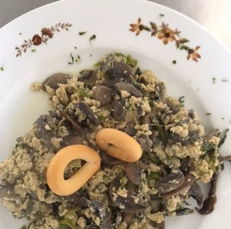 revuelto de champiñones con trigueros, ajos tiernos y gambas revuelto de champiñones con trigueros, ajos tiernos y gambas