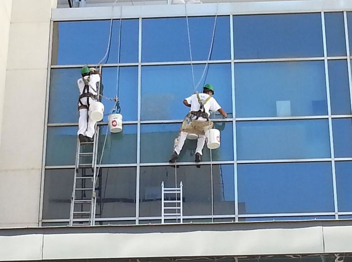 Limpiezas de cristales: Servicios de K-2 Trabajos Verticales Limpiezas de cristales: Servicios de K-2 Trabajos Verticales