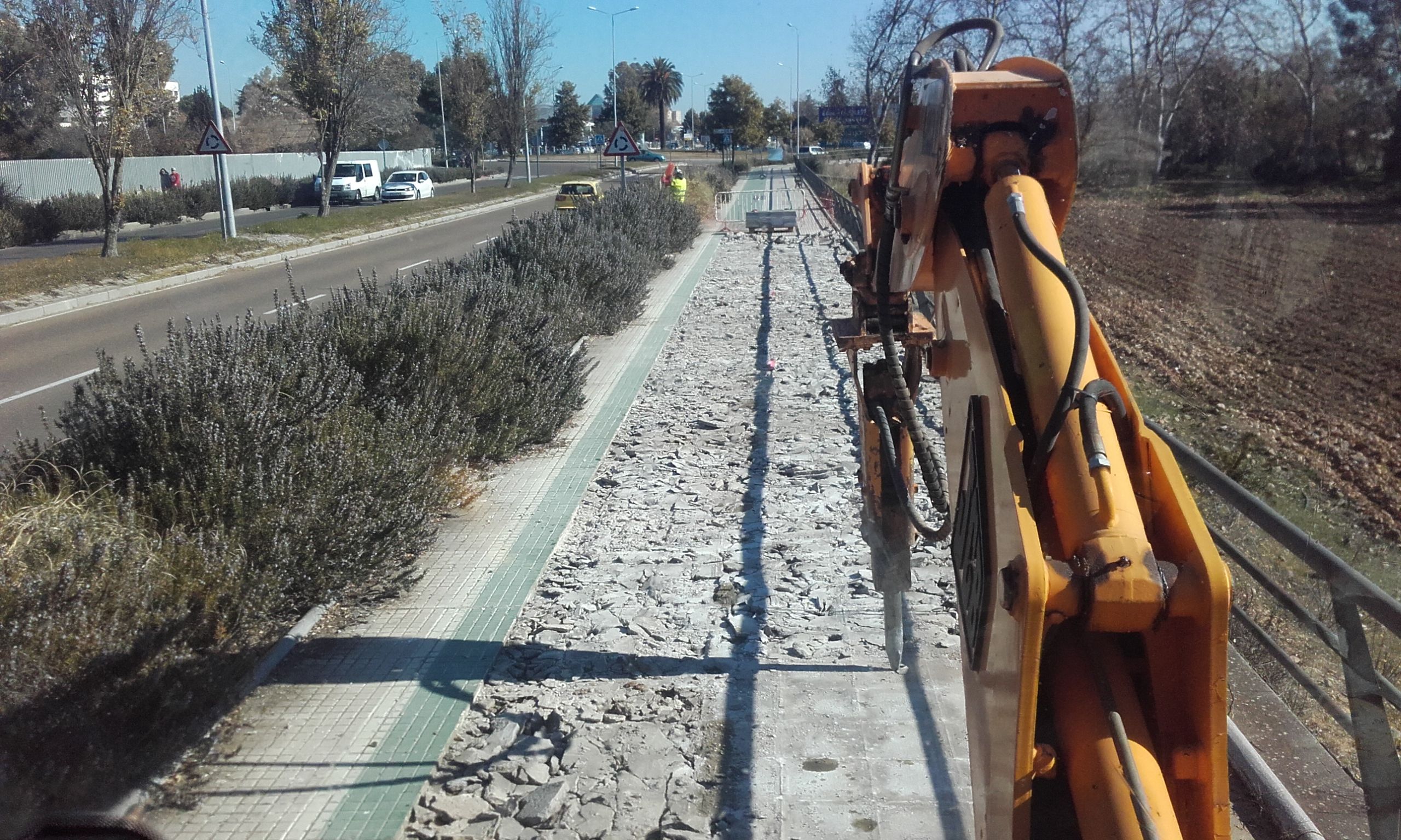 Demoliciones y derribos con martillo hidráulico: Servicios de Excavaciones López Demoliciones y derribos con martillo hidráulico: Servicios de Excavaciones López