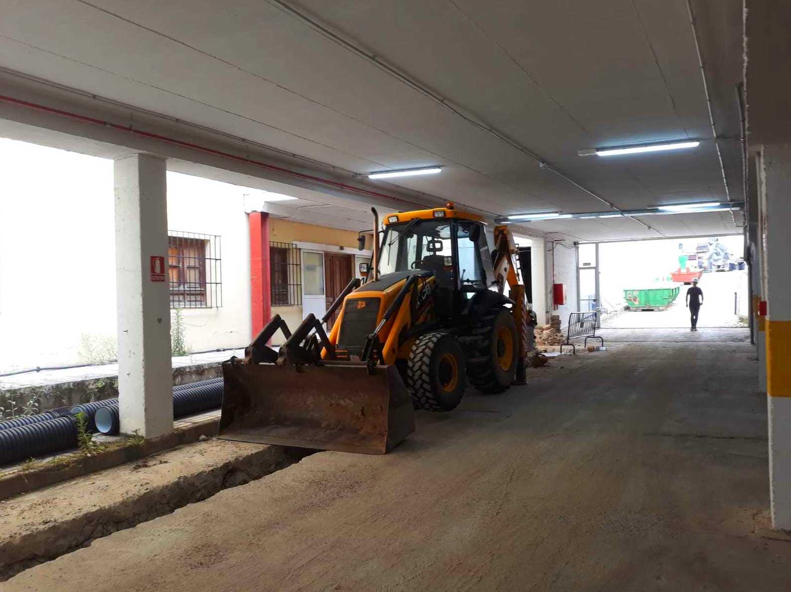 Alquiler de retroexcavadoras con conductor.: Servicios de Excavaciones López Alquiler de retroexcavadoras con conductor.: Servicios de Excavaciones López