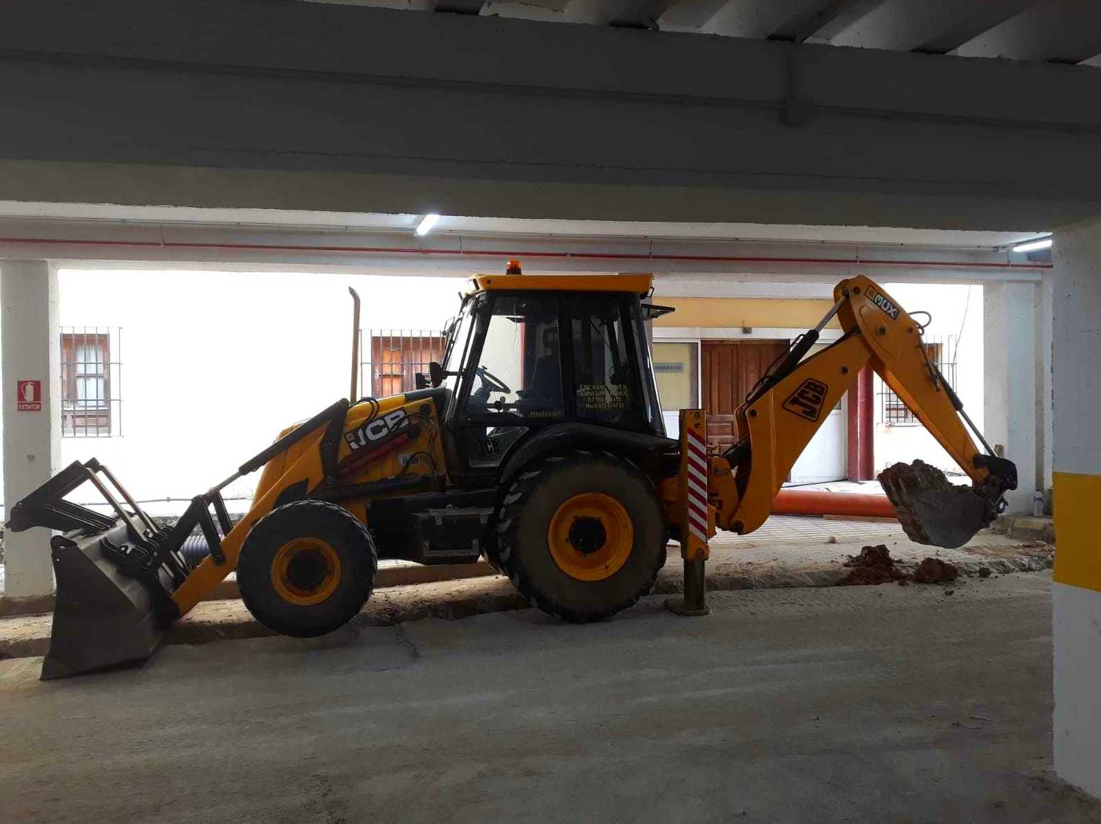 Alquiler de retroexcavadoras con conductor.: Servicios de Excavaciones López Alquiler de retroexcavadoras con conductor.: Servicios de Excavaciones López
