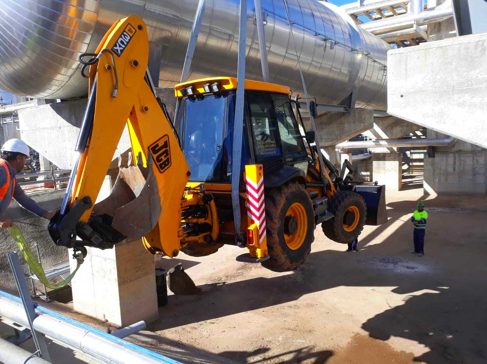 Alquiler de retroexcavadoras con conductor.: Servicios de Excavaciones López Alquiler de retroexcavadoras con conductor.: Servicios de Excavaciones López