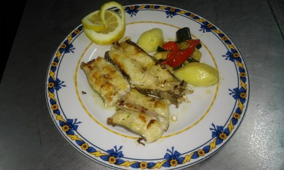 Segundos de pescado: Especialidades de Restaurante Los Andaluces Segundos de pescado: Especialidades de Restaurante Los Andaluces