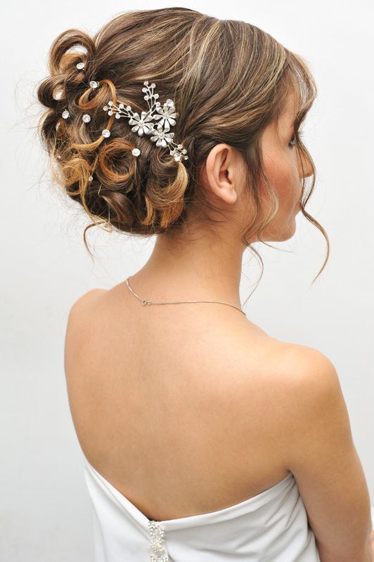 Novias: Servicios de Salón de Belleza Fuchsia Novias: Servicios de Salón de Belleza Fuchsia