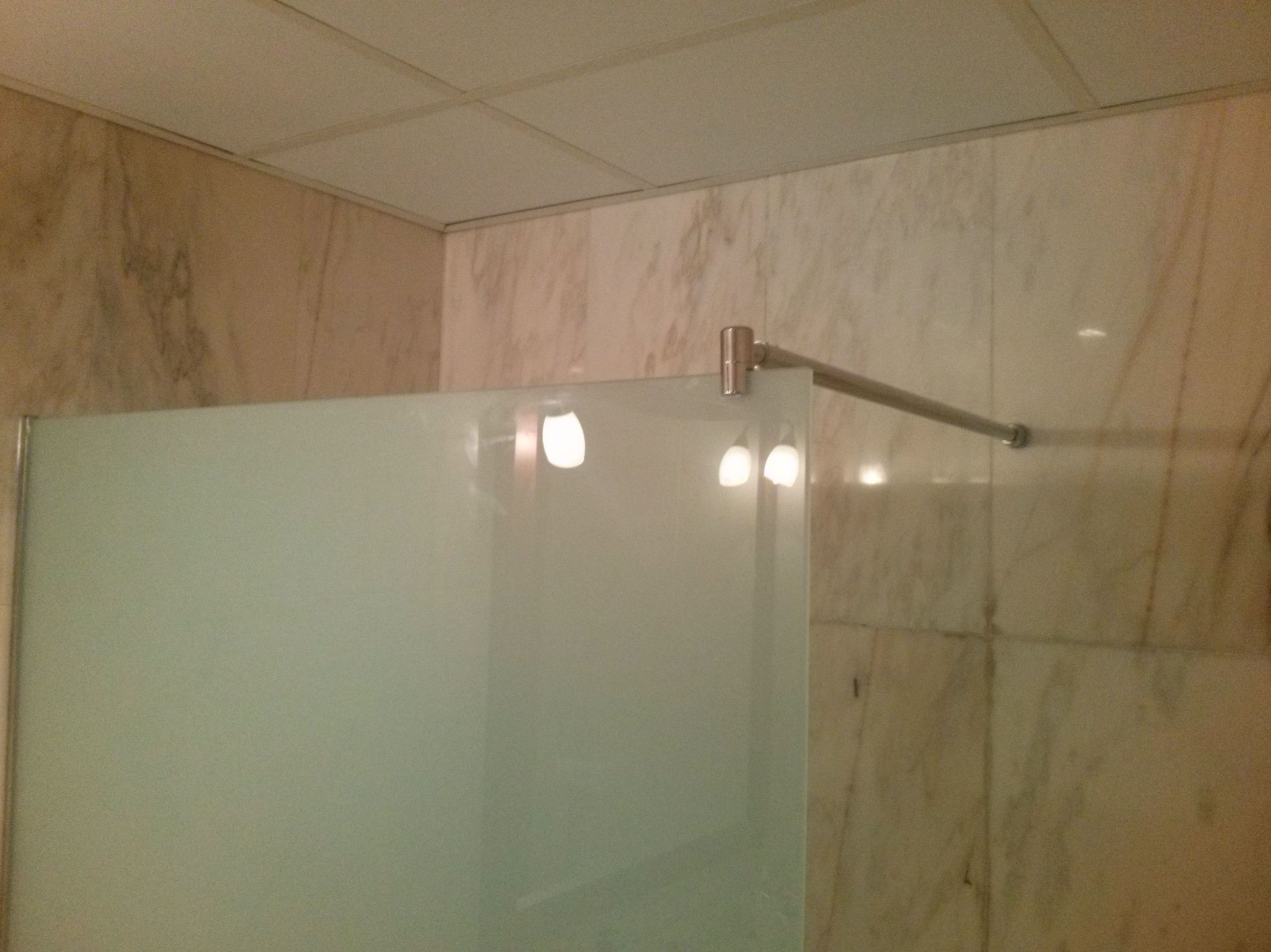 Fijos para ducha en vidrio laminado, siempre a la medida.