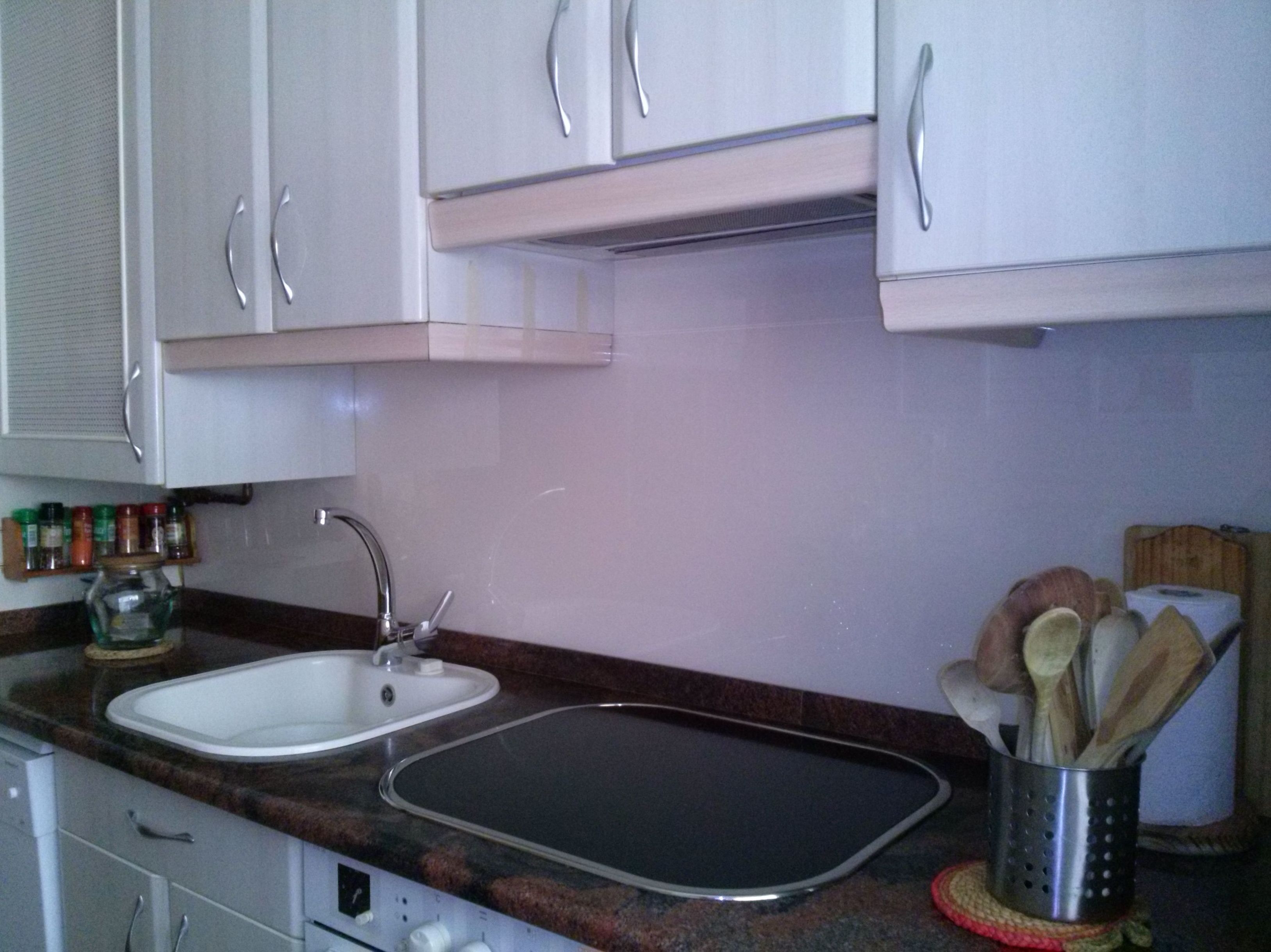 Frente de cocina forrado con vidrio 