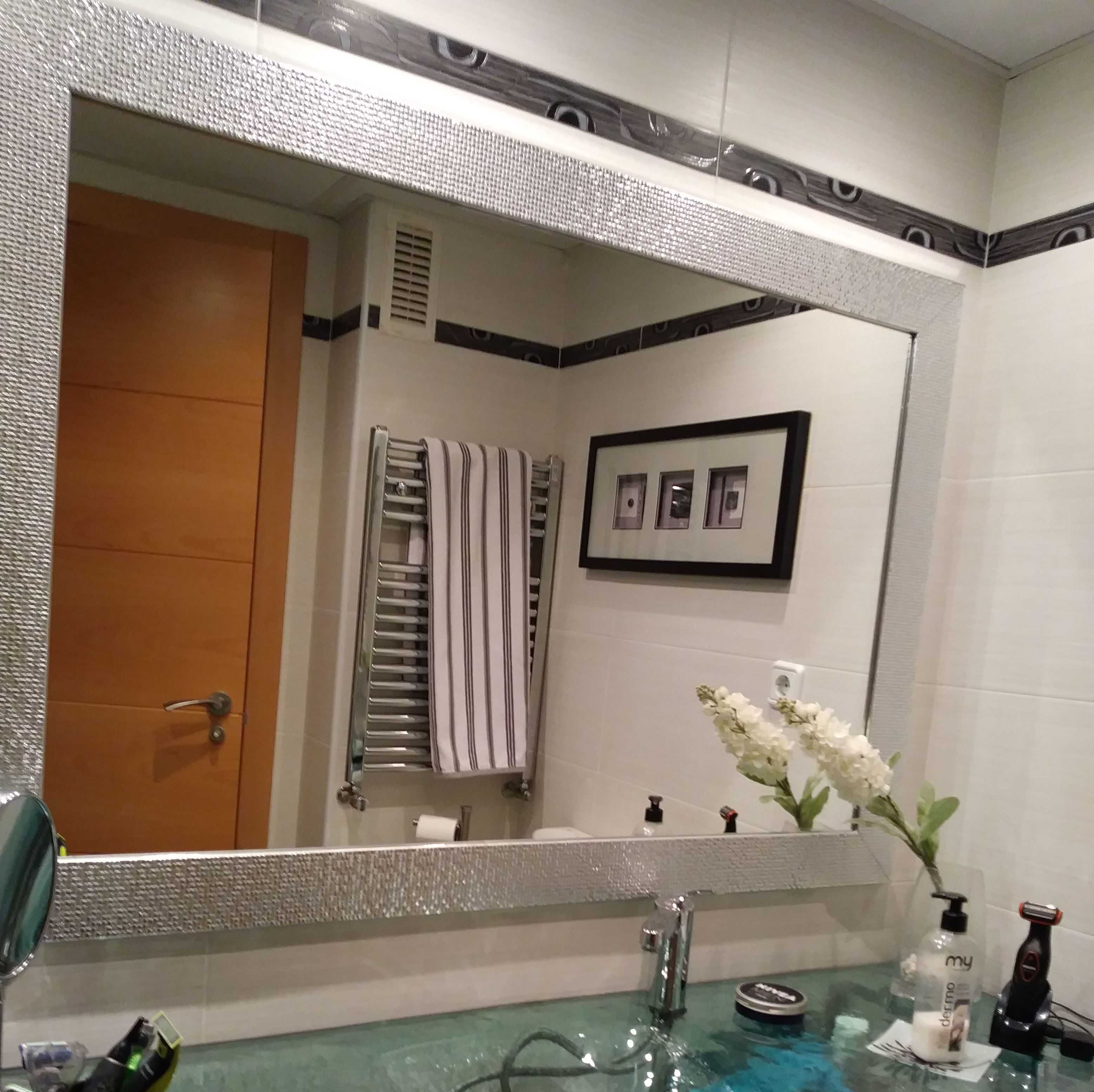 Cambia el aspecto de tu baño, simplemente con un espejo impactante