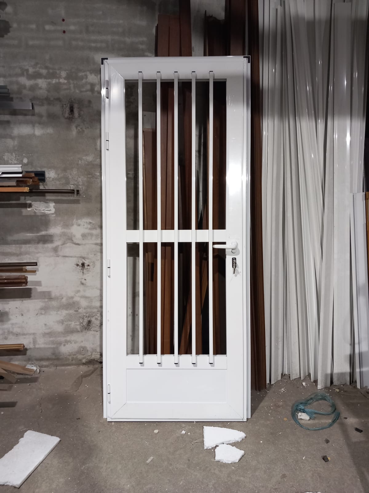 Puertas de aluminio y PVC y forja lacadas al horno: Servicios de San Damián, S.L. Puertas de aluminio y PVC y forja lacadas al horno: Servicios de San Damián, S.L.