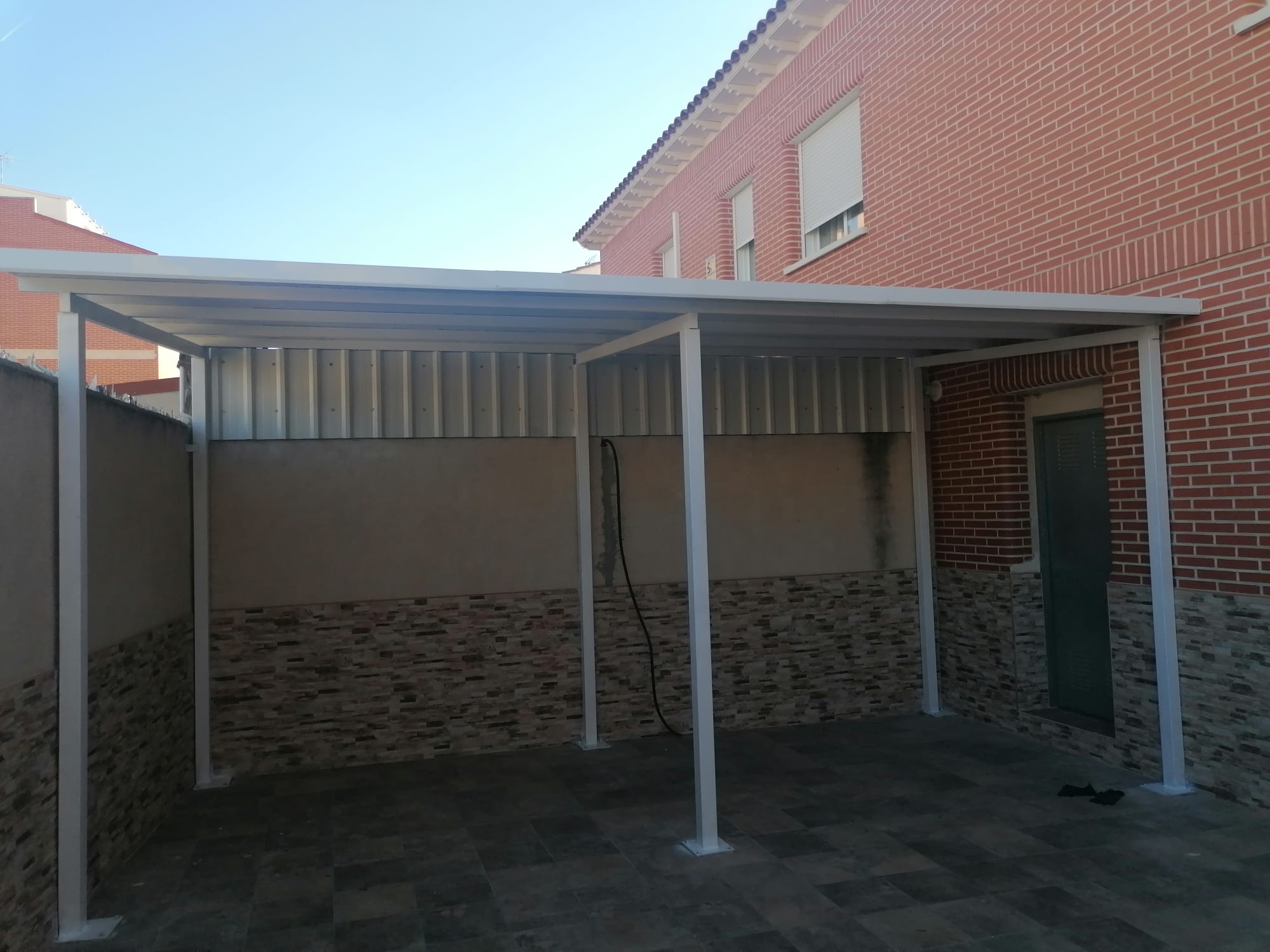 Estructuras para porche: Servicios de San Damián, S.L. Estructuras para porche: Servicios de San Damián, S.L.