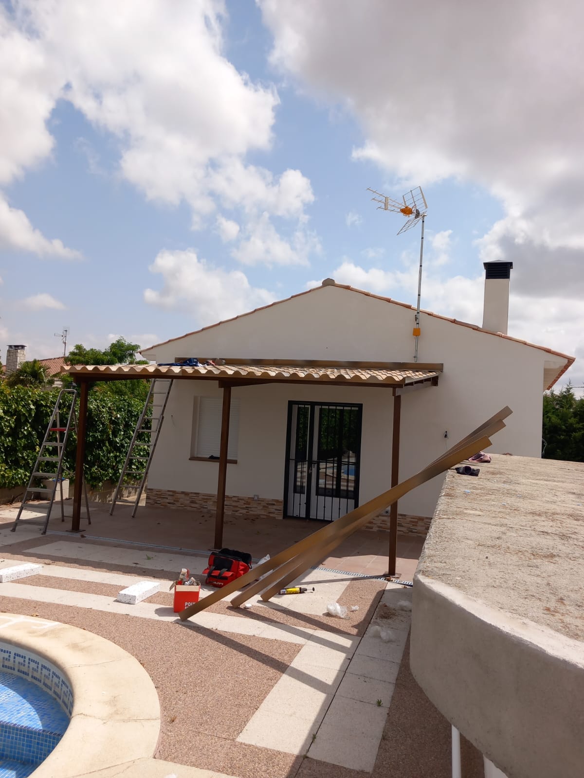 Estructuras para porche: Servicios de San Damián, S.L. Estructuras para porche: Servicios de San Damián, S.L.