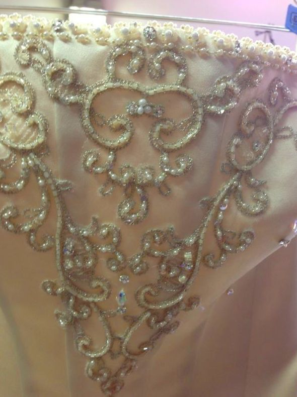 Limpieza de vestidos con pedrería: Servicios de Tintorería Anubis Limpieza de vestidos con pedrería: Servicios de Tintorería Anubis