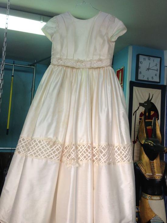 Limpieza de vestidos de comunión: Servicios de Tintorería Anubis Limpieza de vestidos de comunión: Servicios de Tintorería Anubis