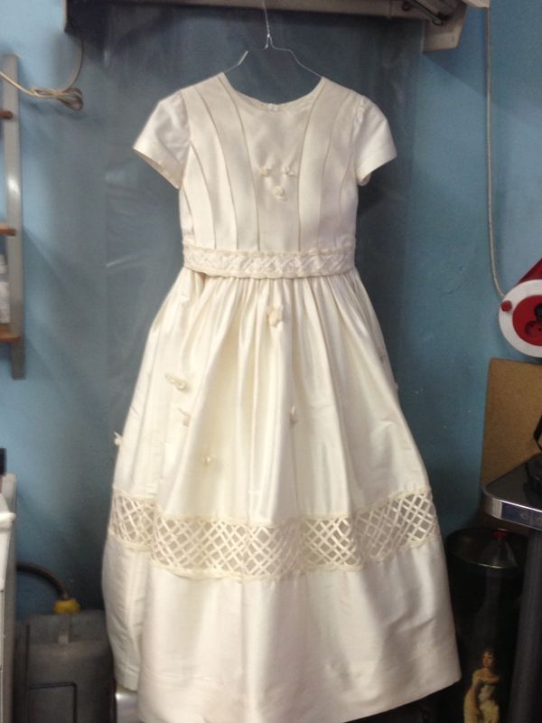 Limpieza de vestidos de comunión: Servicios de Tintorería Anubis Limpieza de vestidos de comunión: Servicios de Tintorería Anubis