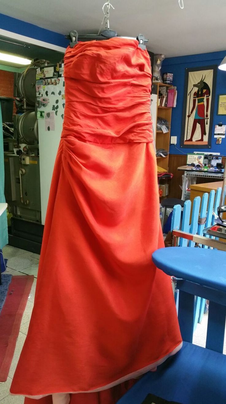 Vestido de novia teñido en rojo valentino Vestido de novia teñido en rojo valentino