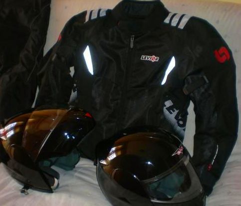 Limpieza de cascos y ropa de motorista: Servicios de Tintorería Anubis Limpieza de cascos y ropa de motorista: Servicios de Tintorería Anubis