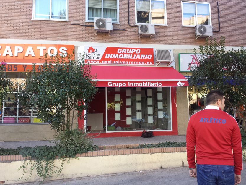 Instalación de toldo extensible rotulado en Madrid