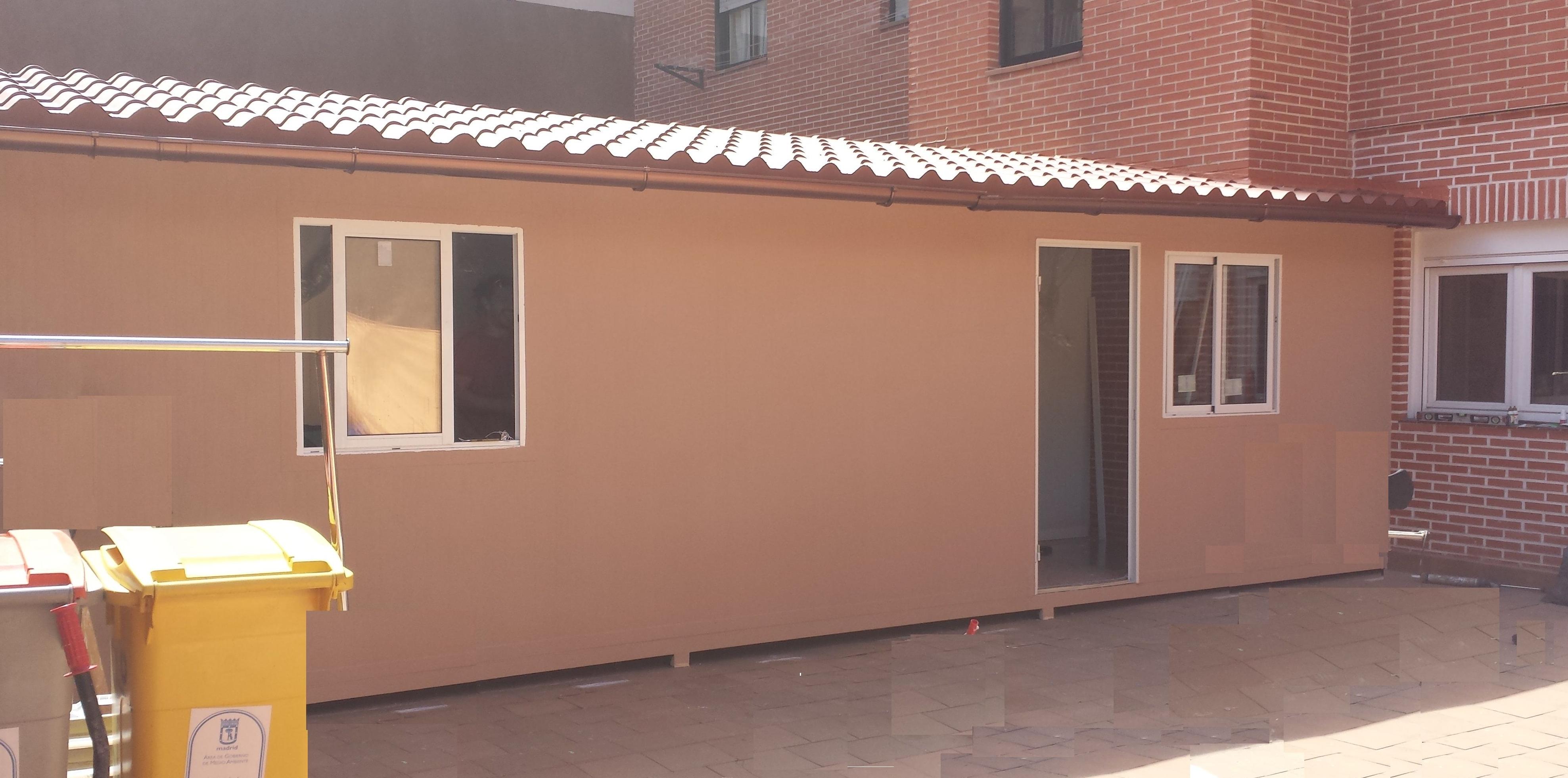 Trastero prefabricado montado en azotea, en una vivienda urbana de Madrid Trastero prefabricado montado en azotea, en una vivienda urbana de Madrid