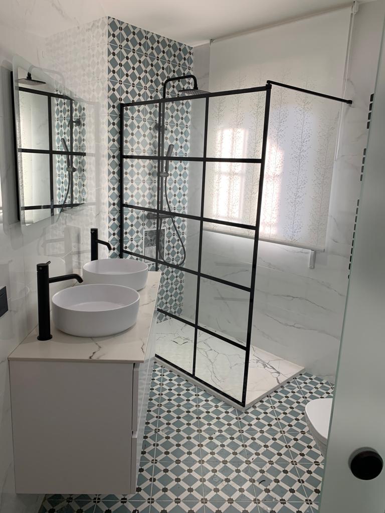 Alicatados de baños: Servicios de TH Multiservicios Alicatados de baños: Servicios de TH Multiservicios