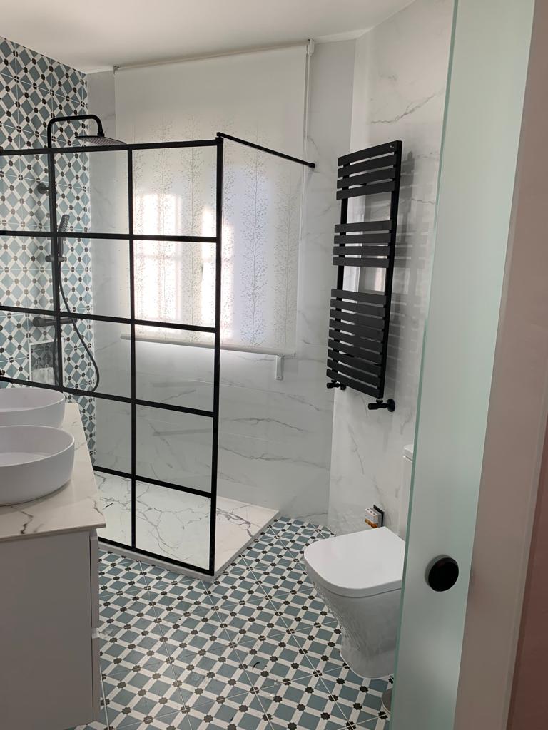 Alicatados de baños: Servicios de TH Multiservicios Alicatados de baños: Servicios de TH Multiservicios