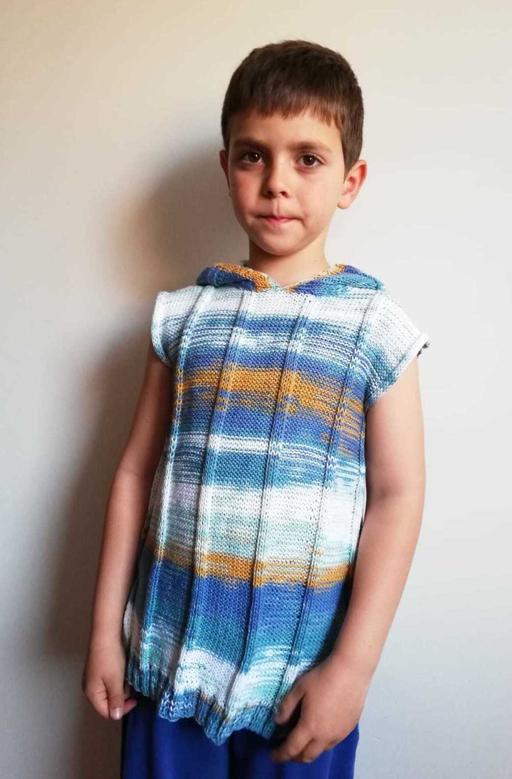 Jersey de niño sin mangas con capucha: Tienda y cursos de Mercería & Taller de Labores Inma Jersey de niño sin mangas con capucha: Tienda y cursos de Mercería & Taller de Labores Inma