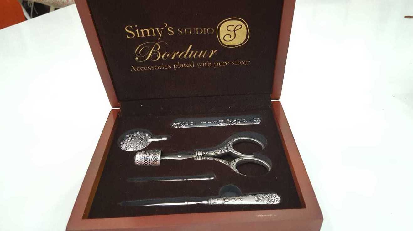Set de Accesorios de bordado Simy's Borduur: Tienda y cursos de Mercería & Taller de Labores Inma Set de Accesorios de bordado Simy's Borduur: Tienda y cursos de Mercería & Taller de Labores Inma