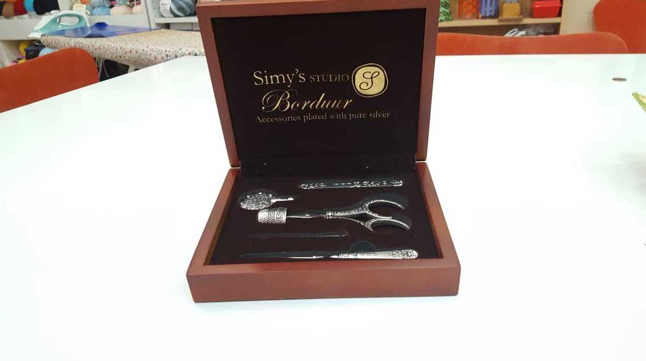 Set de Accesorios de bordado Simy's Borduur: Tienda y cursos de Mercería & Taller de Labores Inma Set de Accesorios de bordado Simy's Borduur: Tienda y cursos de Mercería & Taller de Labores Inma