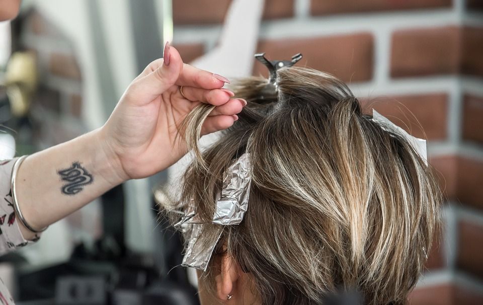 Mechas plata dos colores y lavado: Servicios y tratamientos de Ameli Style Salón de Belleza Mechas plata dos colores y lavado: Servicios y tratamientos de Ameli Style Salón de Belleza