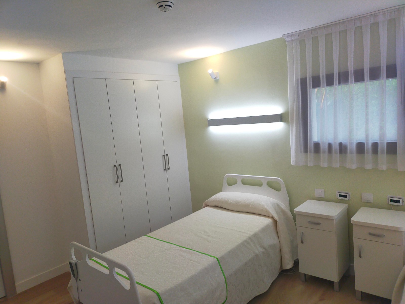 Habitaciones individuales y dobles: Nuestra residencia de Residencia para la tercera edad La Suiza Santa Rita Habitaciones individuales y dobles: Nuestra residencia de Residencia para la tercera edad La Suiza Santa Rita