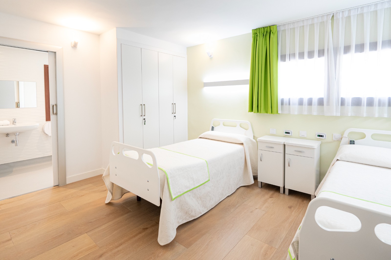 Habitaciones individuales y dobles: Nuestra residencia de Residencia para la tercera edad La Suiza Santa Rita Habitaciones individuales y dobles: Nuestra residencia de Residencia para la tercera edad La Suiza Santa Rita