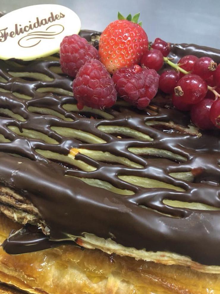 Tarta de hojaldre, frutas y chocolate en Jaen Tarta de hojaldre, frutas y chocolate en Jaen