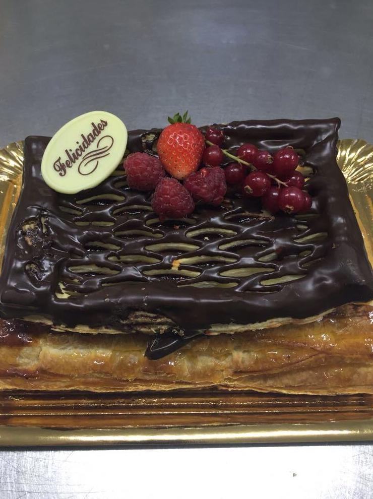 Tarta de hojaldre, frutas y chocolate en Jaén Tarta de hojaldre, frutas y chocolate en Jaén