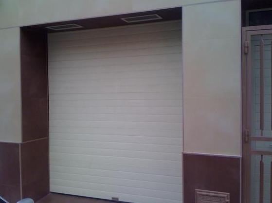 Puerta para garajes de comunidades, particulares o entradas a chalets: Catálogo de Carpintería Metálica Alugaval, S.L. Puerta para garajes de comunidades, particulares o entradas a chalets: Catálogo de Carpintería Metálica Alugaval, S.L.