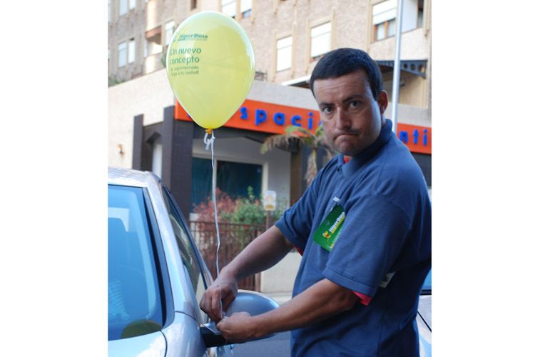 Publicidad de globos en puertas de coches
