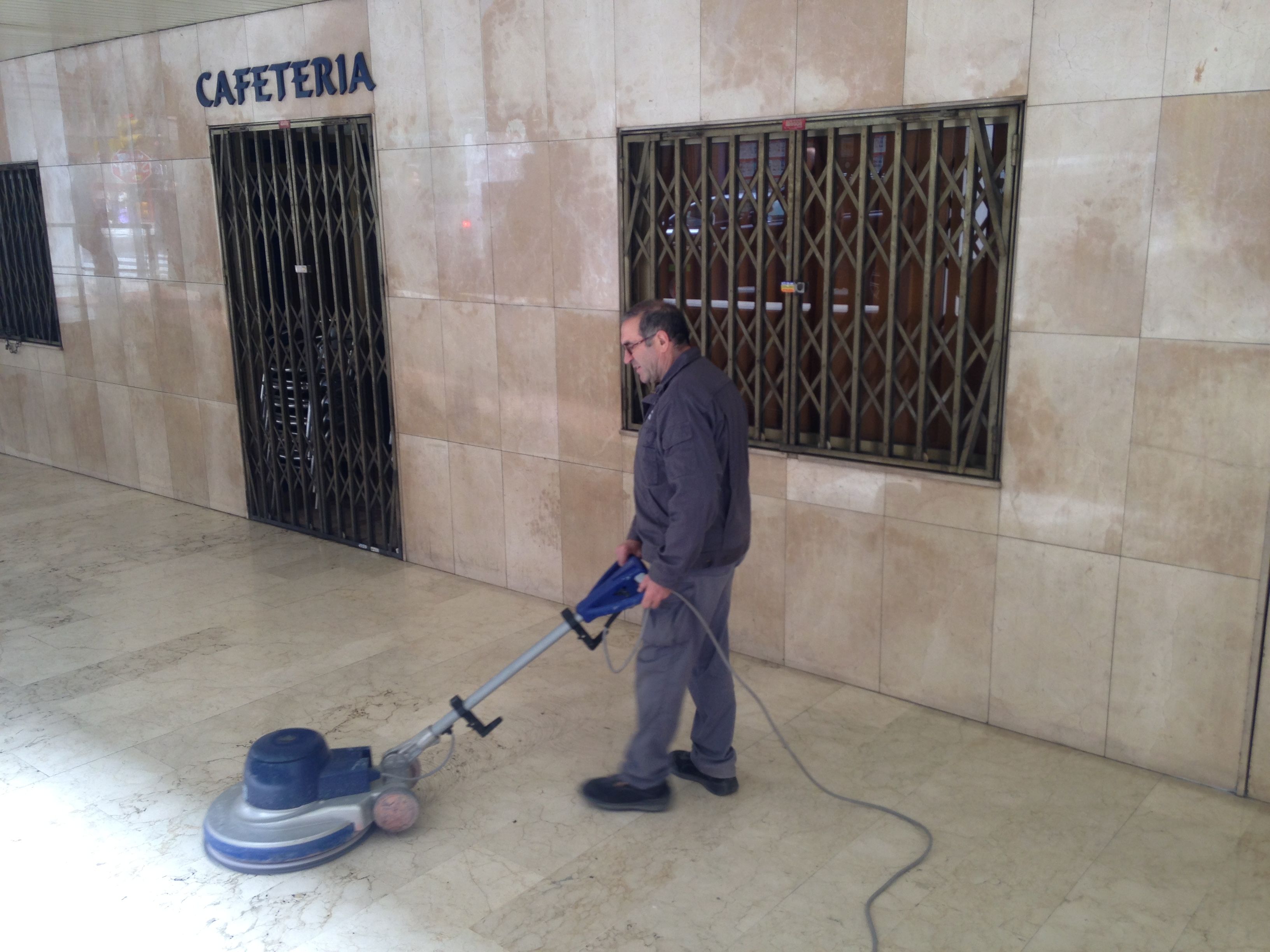 Abrillantamiento y pulido de suelos: Servicios de Limpiezas Elym Abrillantamiento y pulido de suelos: Servicios de Limpiezas Elym