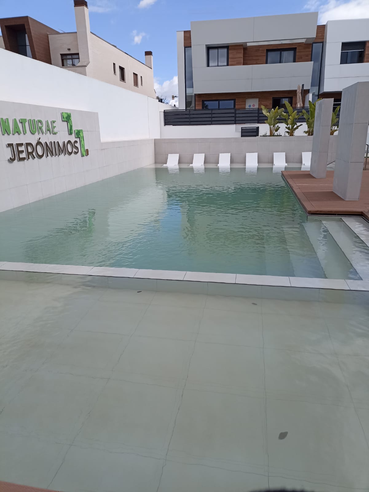 Limpieza de piscina con calima en Murcia