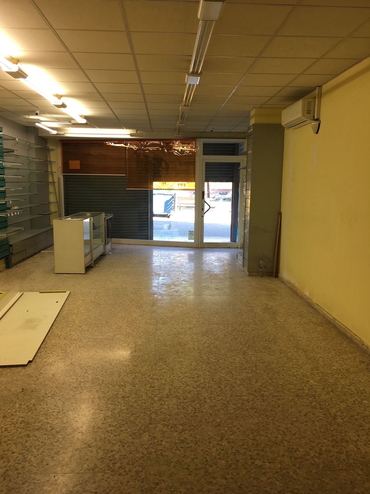 Local en alquiler frente a la plaza Lluis Companys: Reformas Inmobiliaria de Lams. Reformas y Servicios Inmobiliarios Local en alquiler frente a la plaza Lluis Companys: Reformas Inmobiliaria de Lams. Reformas y Servicios Inmobiliarios