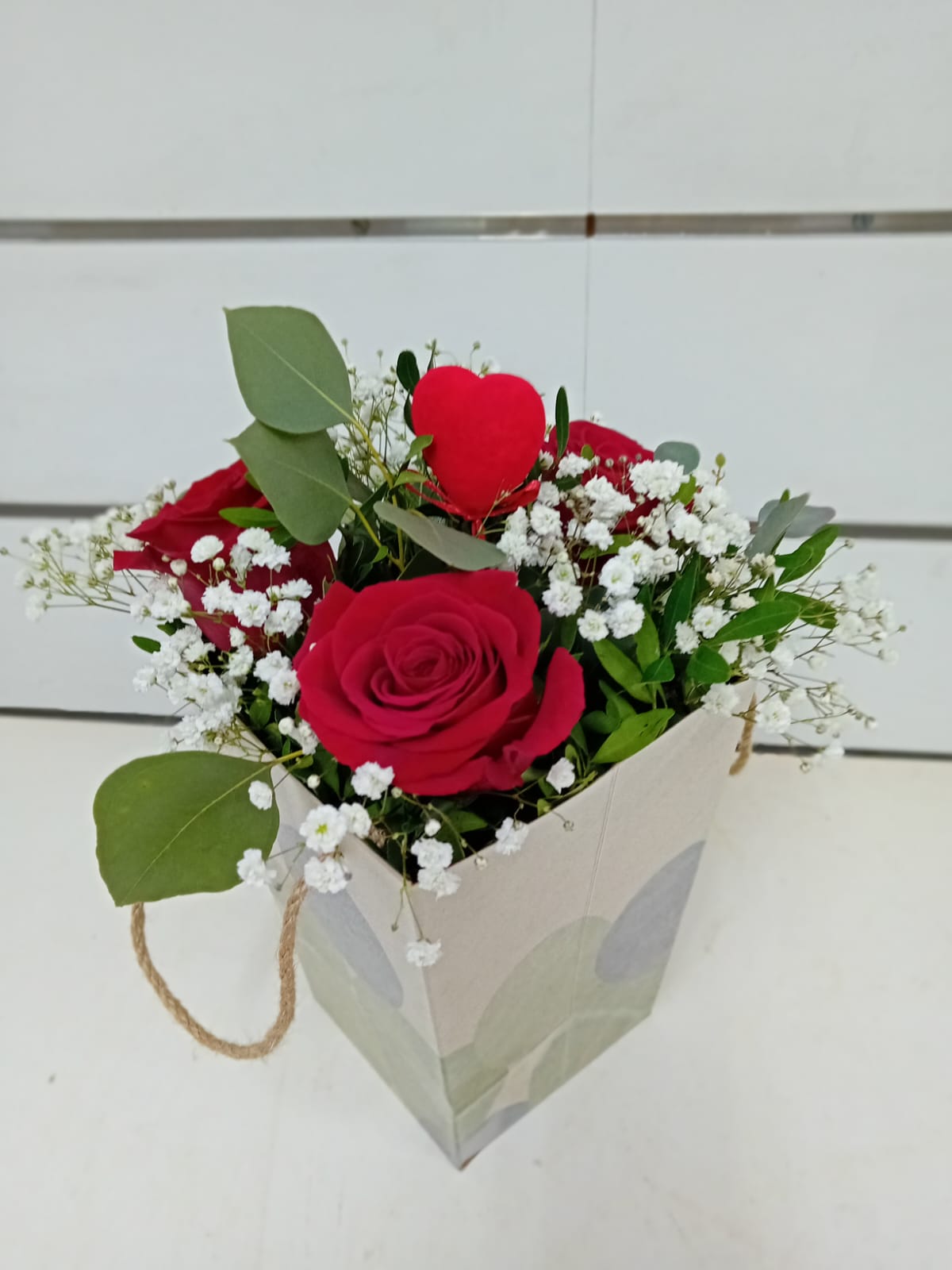 Arreglo en bolso: CATALOGO de Floristería Manuela