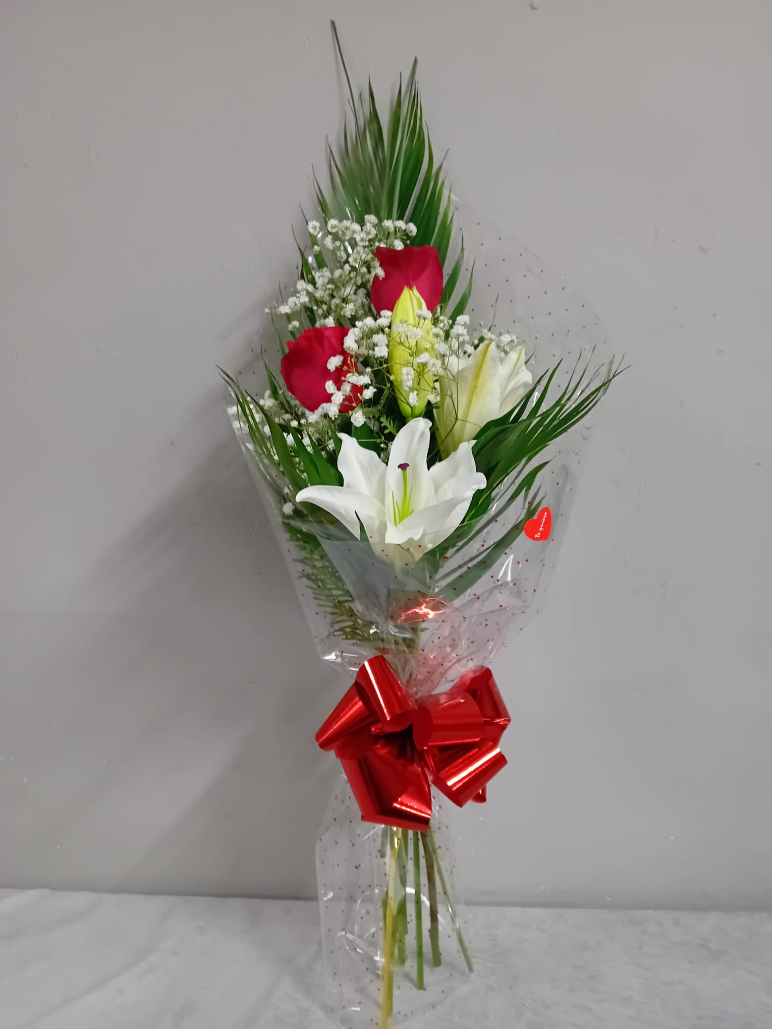 Ramo con 2 rosas rojas 1 liliun blanco: CATALOGO de Floristería Manuela