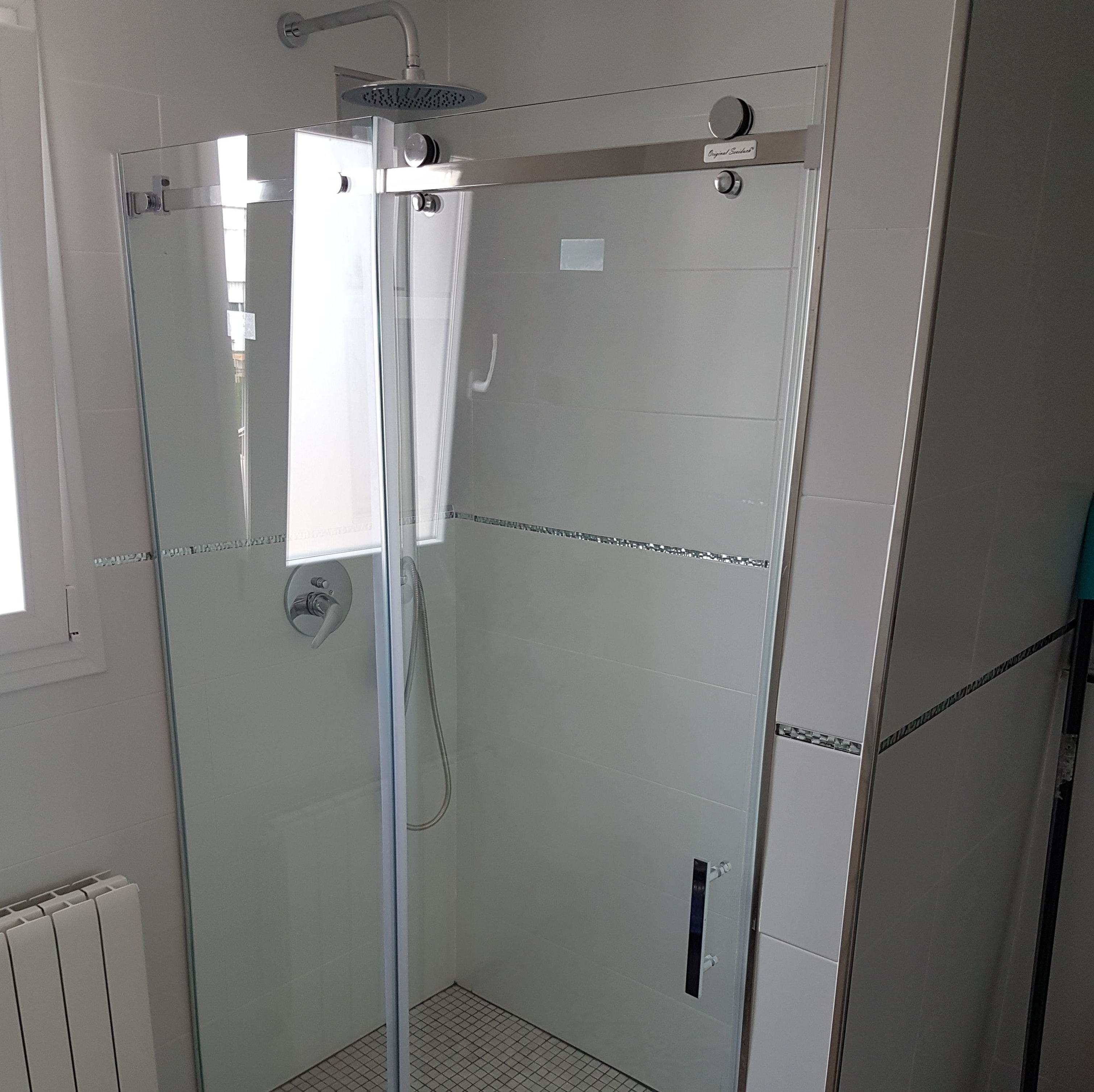 Mamparas de baño: Servicios de Cristalería Adorna Mamparas de baño: Servicios de Cristalería Adorna