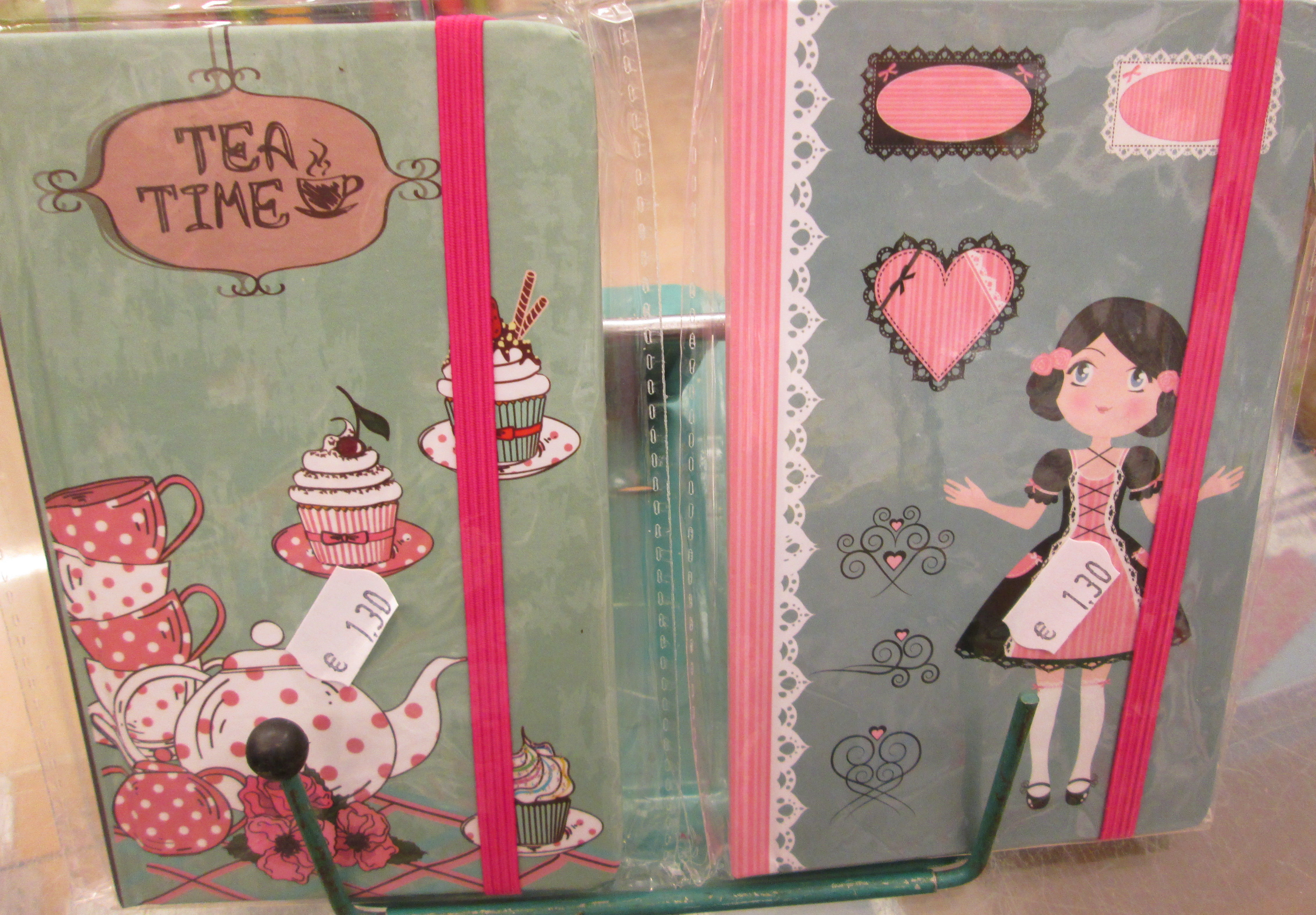 LIBRETA PEQUEÑA PASTA DURA CON GOMA LIBRETA PEQUEÑA PASTA DURA CON GOMA