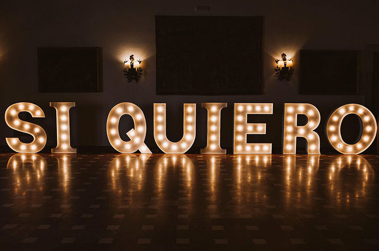 Composición SI QUIERO con bombillas: Decoración de eventos de DeMadera Chic Composición SI QUIERO con bombillas: Decoración de eventos de DeMadera Chic