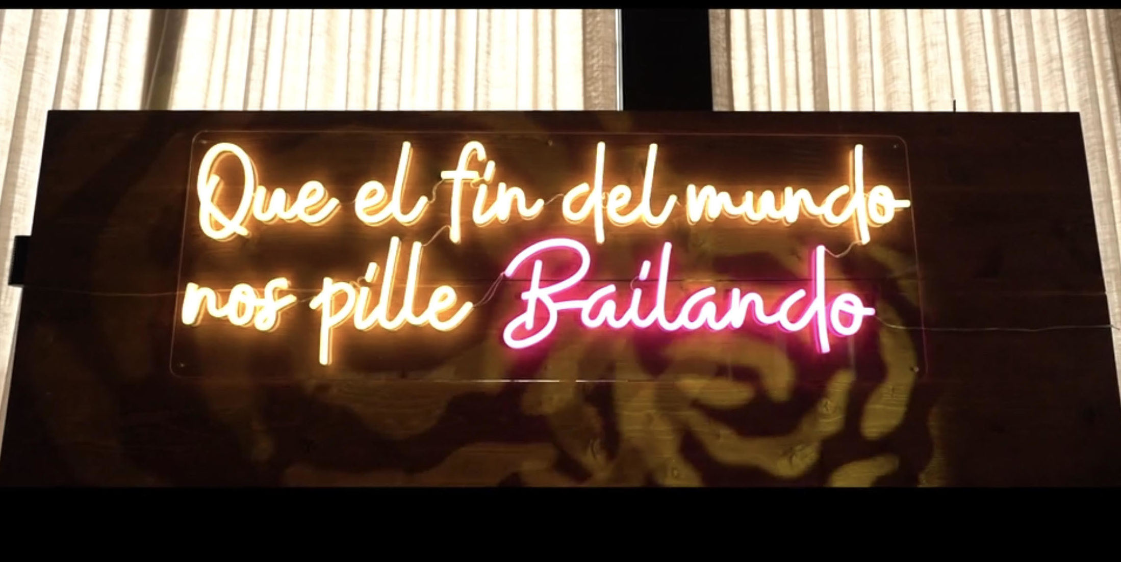 Neón QUE EL FIN DEL MUNDO NOS PILLE BAILANDO: Decoración de eventos de DeMadera Chic Neón QUE EL FIN DEL MUNDO NOS PILLE BAILANDO: Decoración de eventos de DeMadera Chic