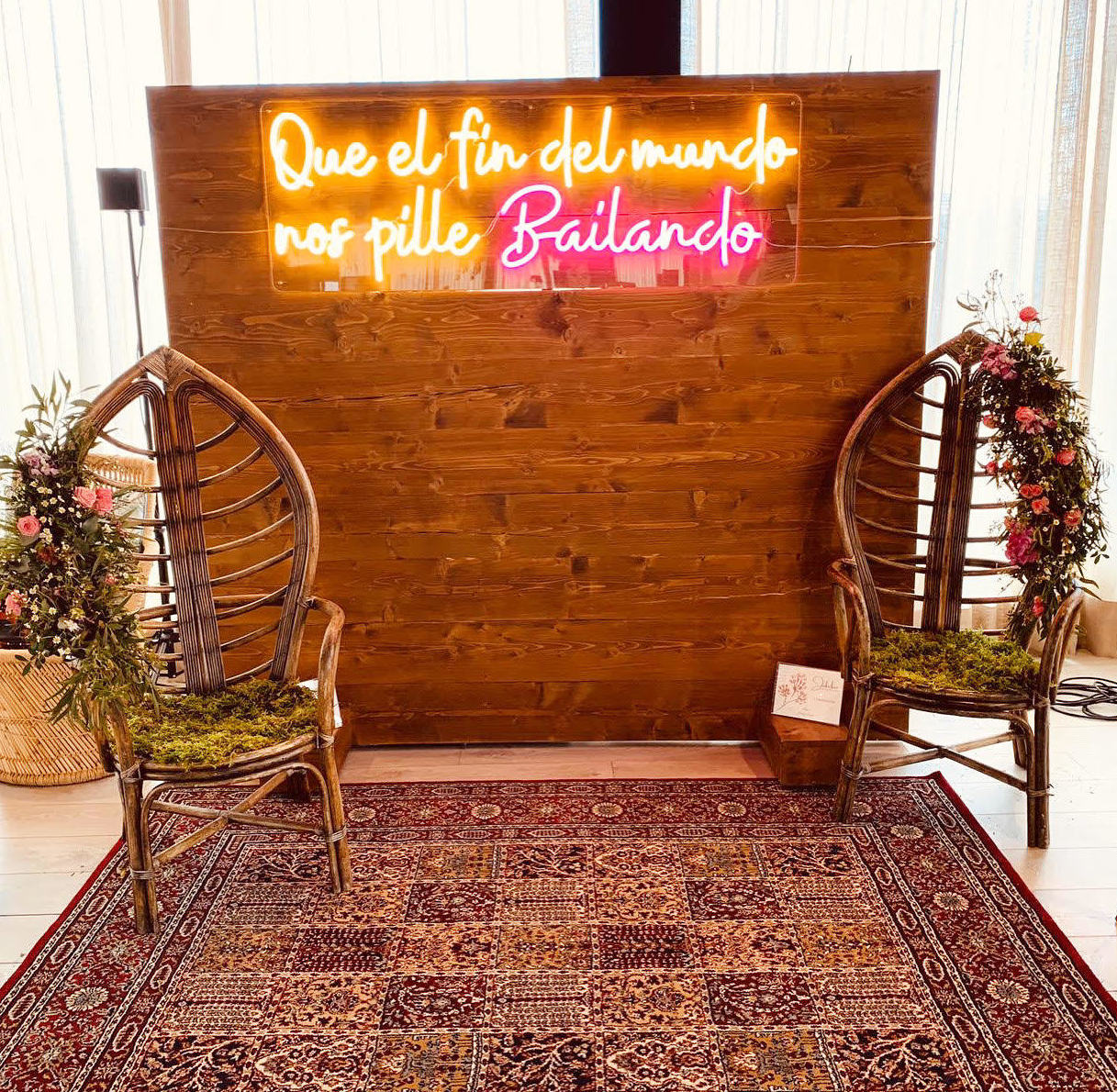 Neón QUE EL FIN DEL MUNDO NOS PILLE BAILANDO: Decoración de eventos de DeMadera Chic Neón QUE EL FIN DEL MUNDO NOS PILLE BAILANDO: Decoración de eventos de DeMadera Chic