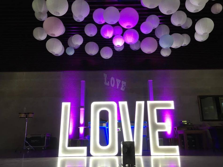 Composición LOVE luz led: Decoración de eventos de DeMadera Chic Composición LOVE luz led: Decoración de eventos de DeMadera Chic