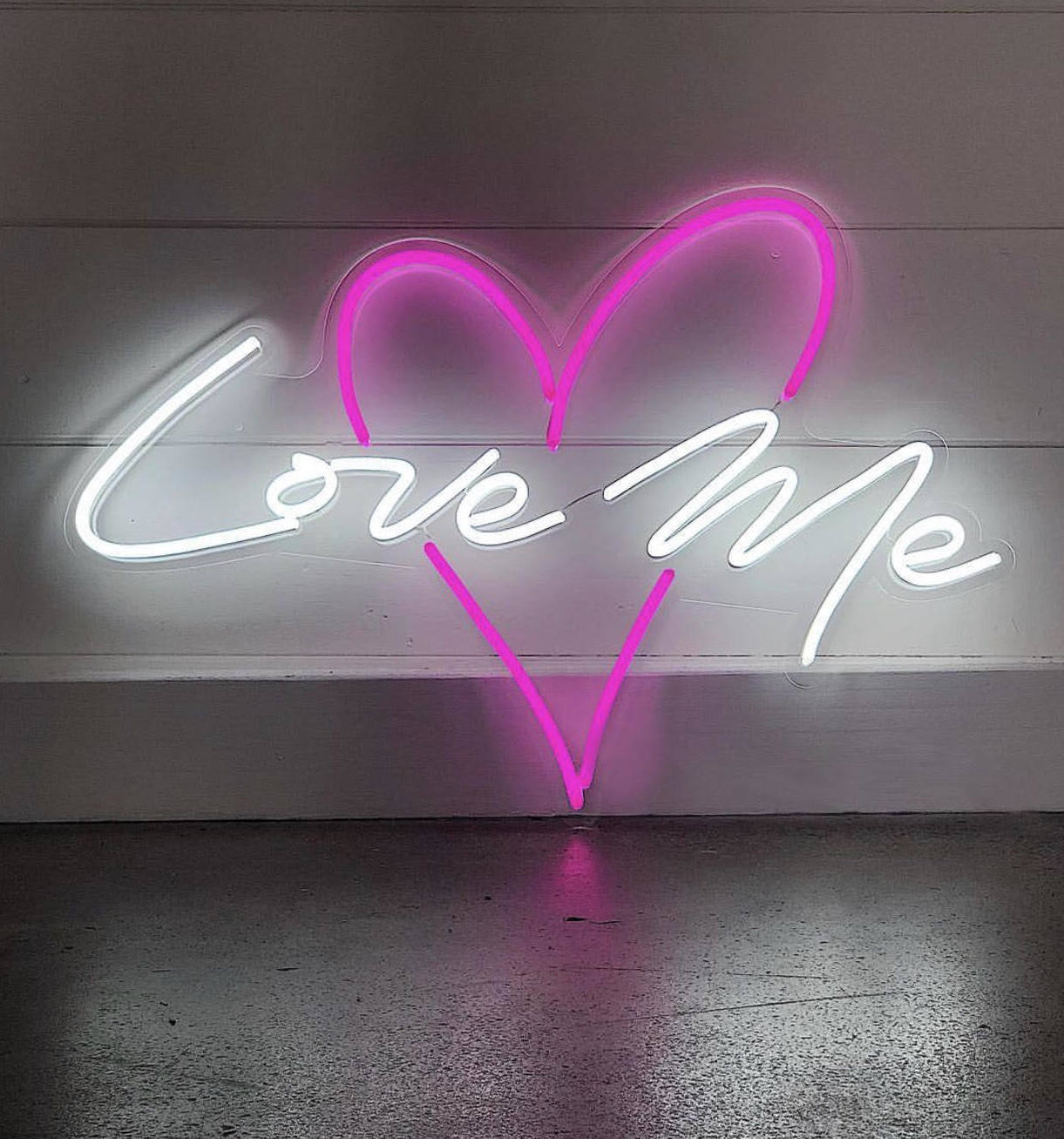 Neón Love Me: Decoración de eventos de DeMadera Chic Neón Love Me: Decoración de eventos de DeMadera Chic
