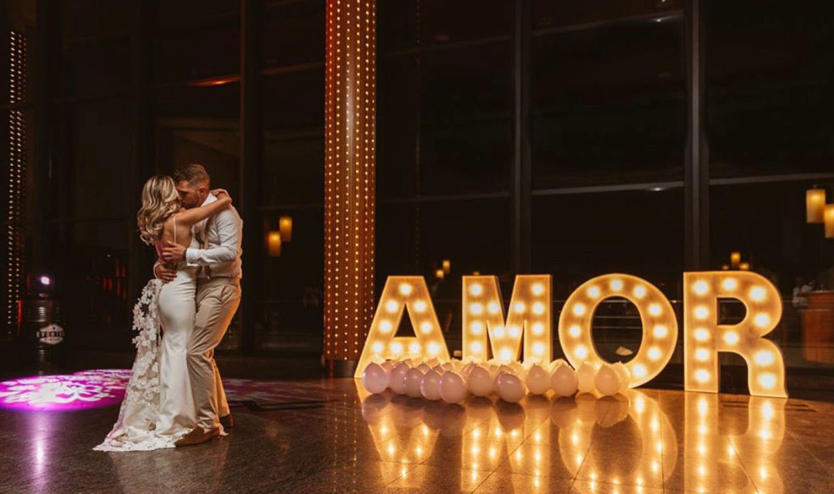 Composición AMOR con bombillas: Decoración de eventos de DeMadera Chic Composición AMOR con bombillas: Decoración de eventos de DeMadera Chic