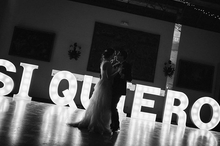 Composición SI QUIERO con bombillas: Decoración de eventos de DeMadera Chic Composición SI QUIERO con bombillas: Decoración de eventos de DeMadera Chic